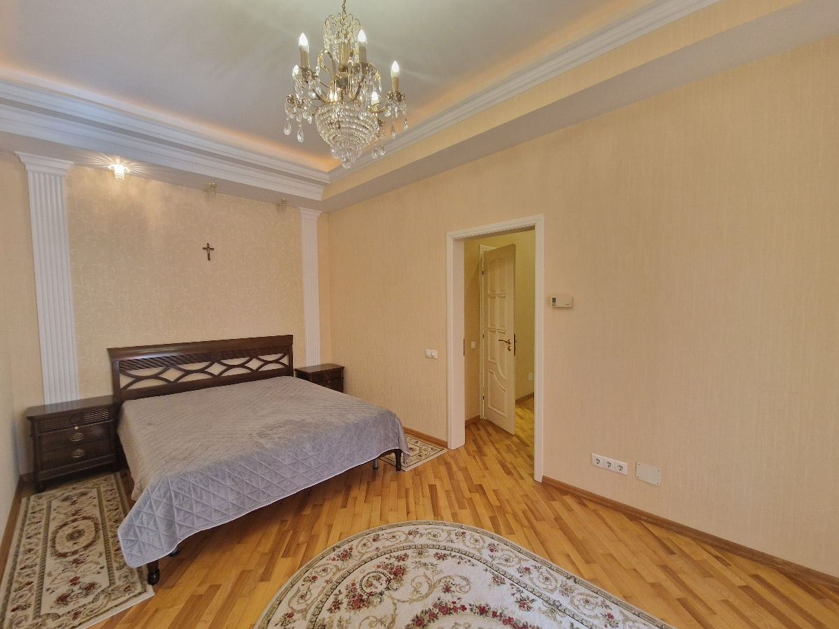 Apartament cu 2 camere, 70 m², Centru, Chișinău foto 1