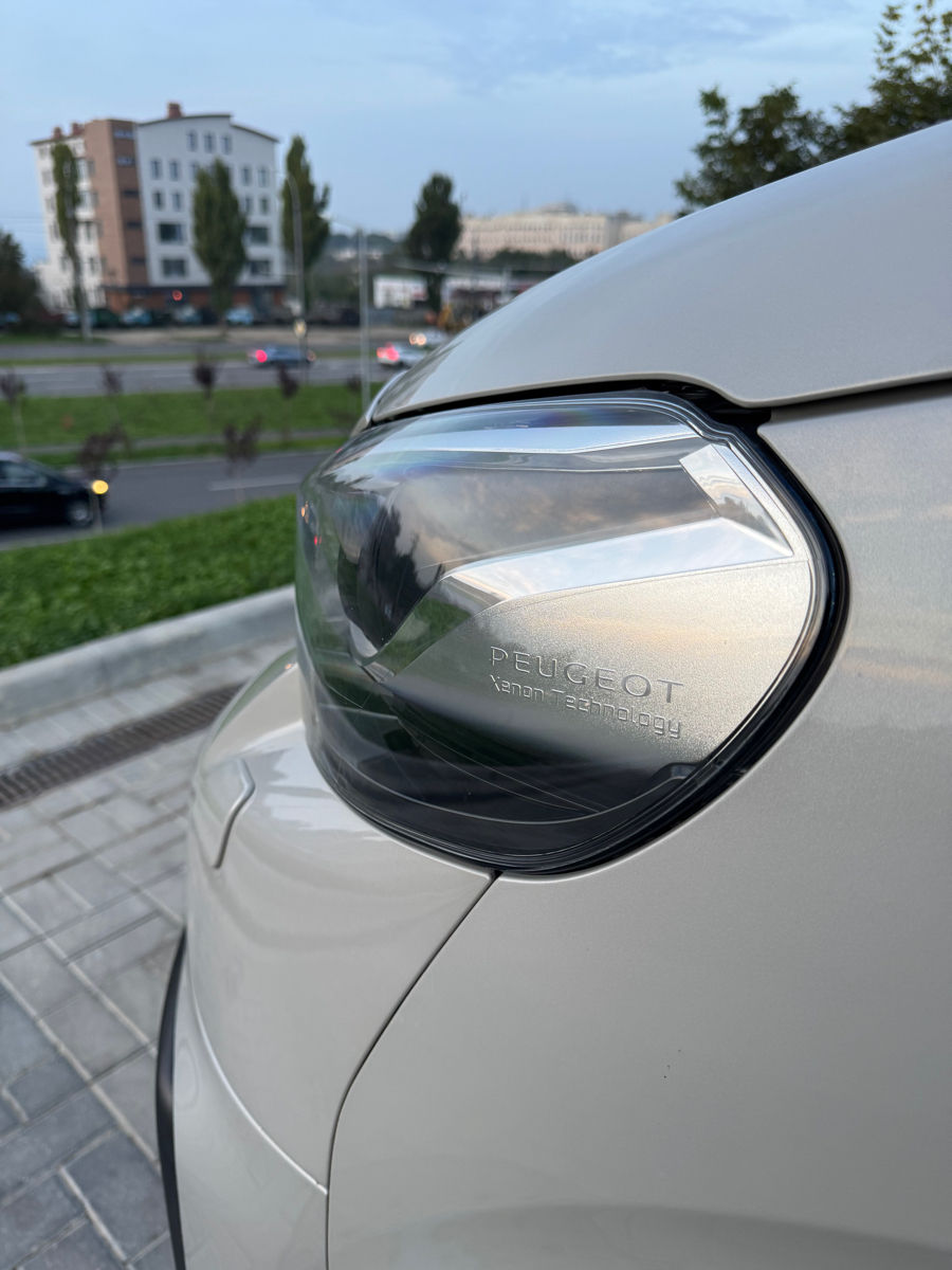 Peugeot Traveller foto 2