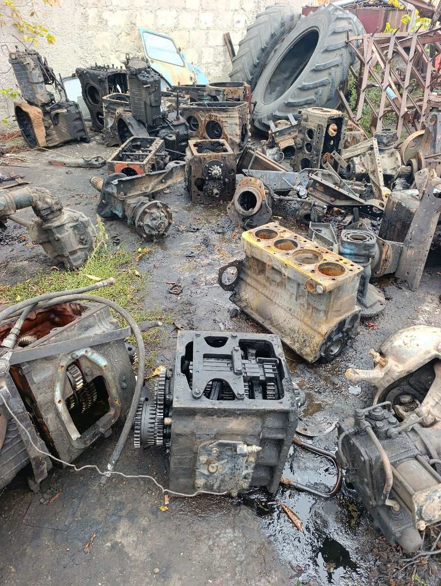 Dezmembrez tractoare mtz 82.1 892 952 820 foto 0