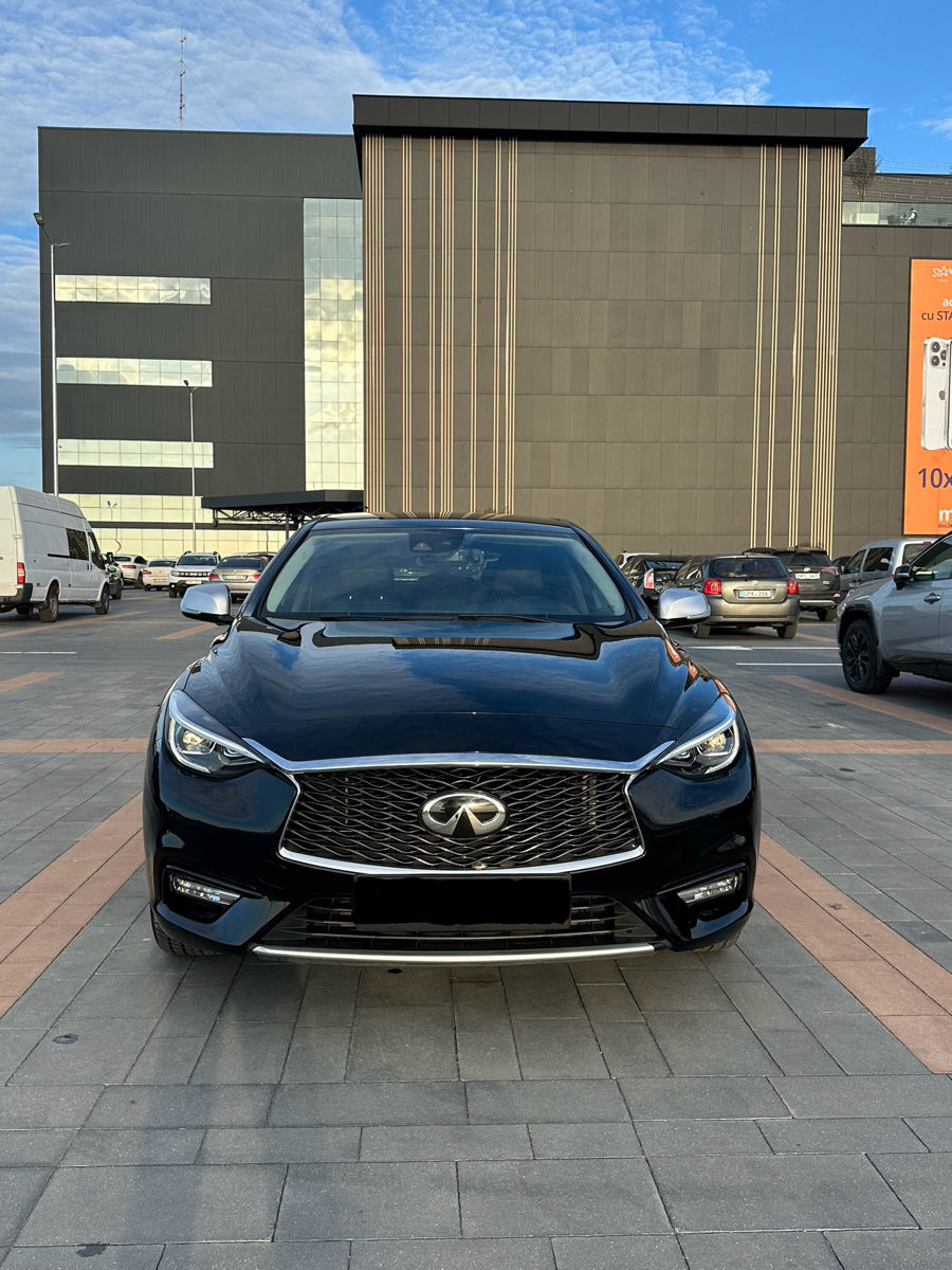 Infiniti Q30 фото 0