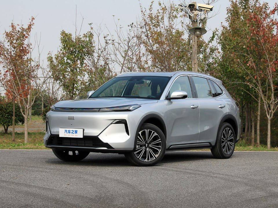 Geely Galaxy L7 2025 г. с пробегом 5 км, Плагин-гибрид (бензин), 14900 €