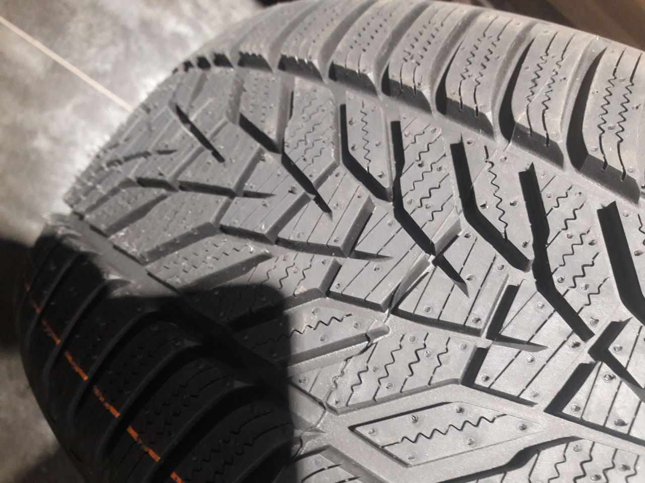 235/40 R19