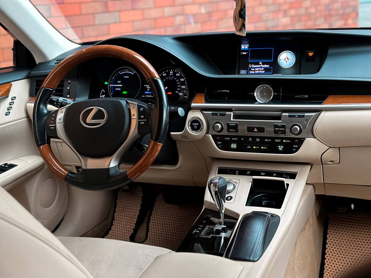 Lexus ES300h - Chirie Auto - Авто Прокат - Rent a Car foto 2