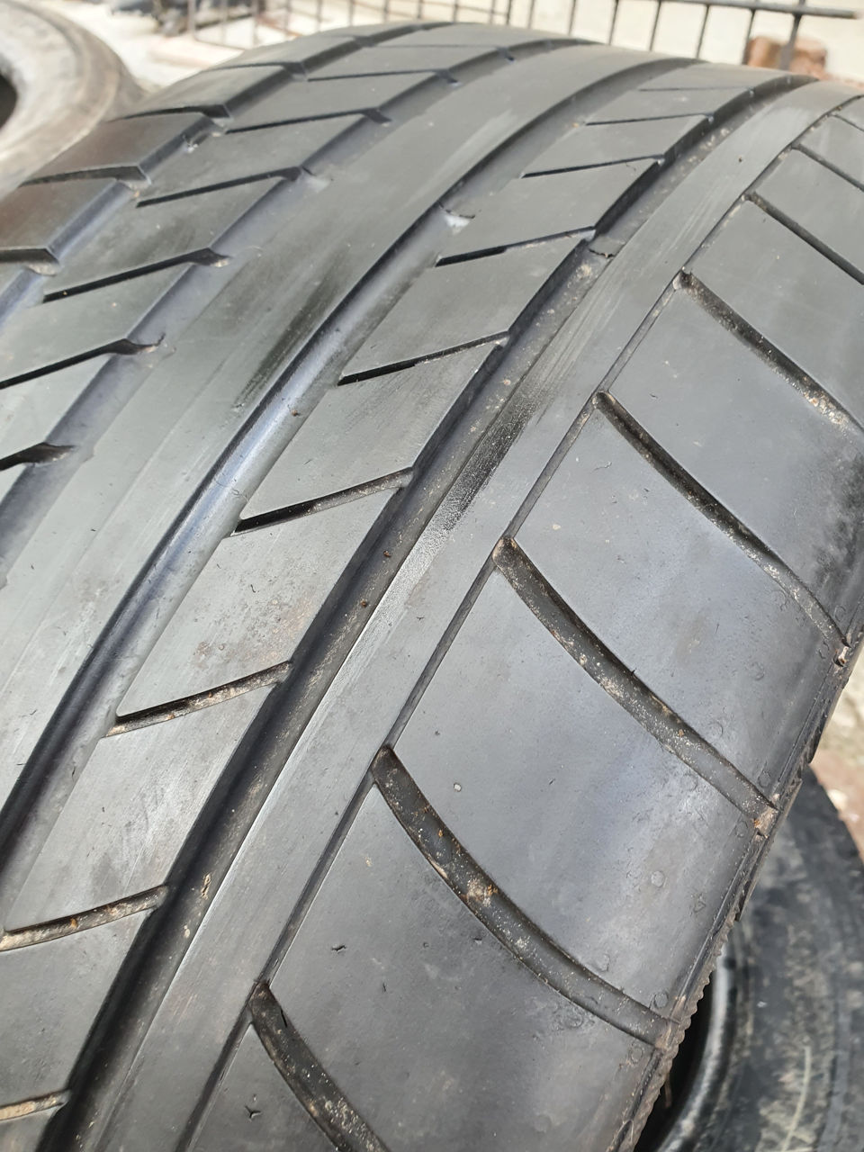 275/45/ R19- Continental.