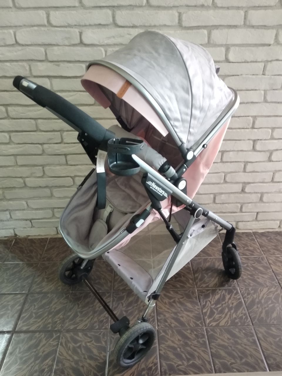 Коляска 6 кг. Можно лицом к маме и наоборот. С рождения и до 3лет.