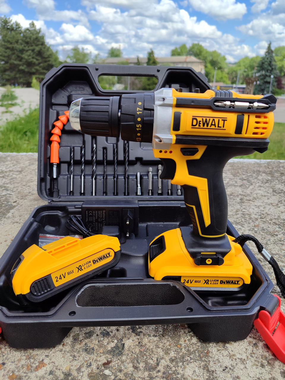 Новый ударный шуруповёрт DeWalt 24v с насадками в наборе. 2 аккумулятора foto 1