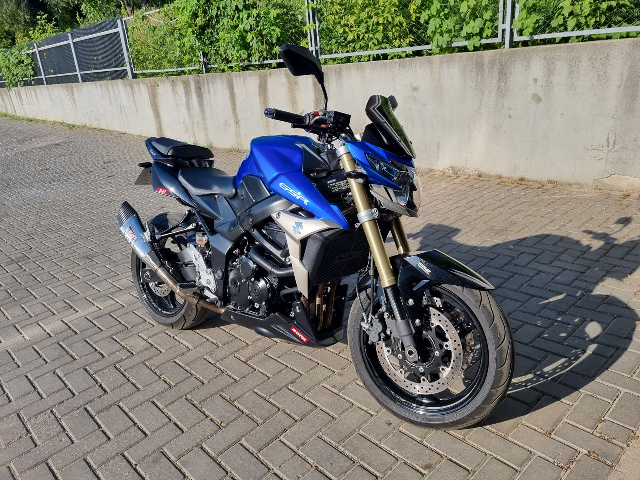 Suzuki GSR-750A foto 0