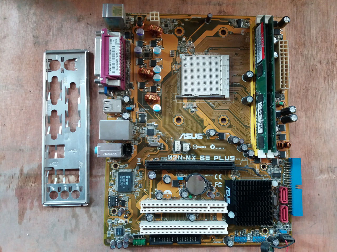 Материнская плата + Ram 1gb, socket AM2, ddr2, 200 лей