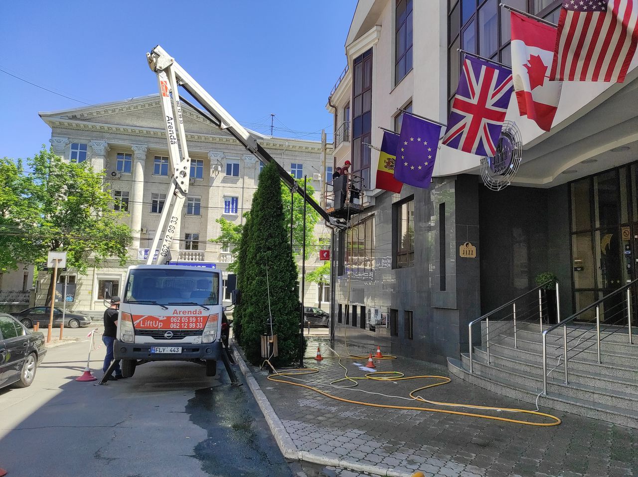 Spălam fatadele cladirilor, ferestre, litere in volum, la orice inaltime! foto 3