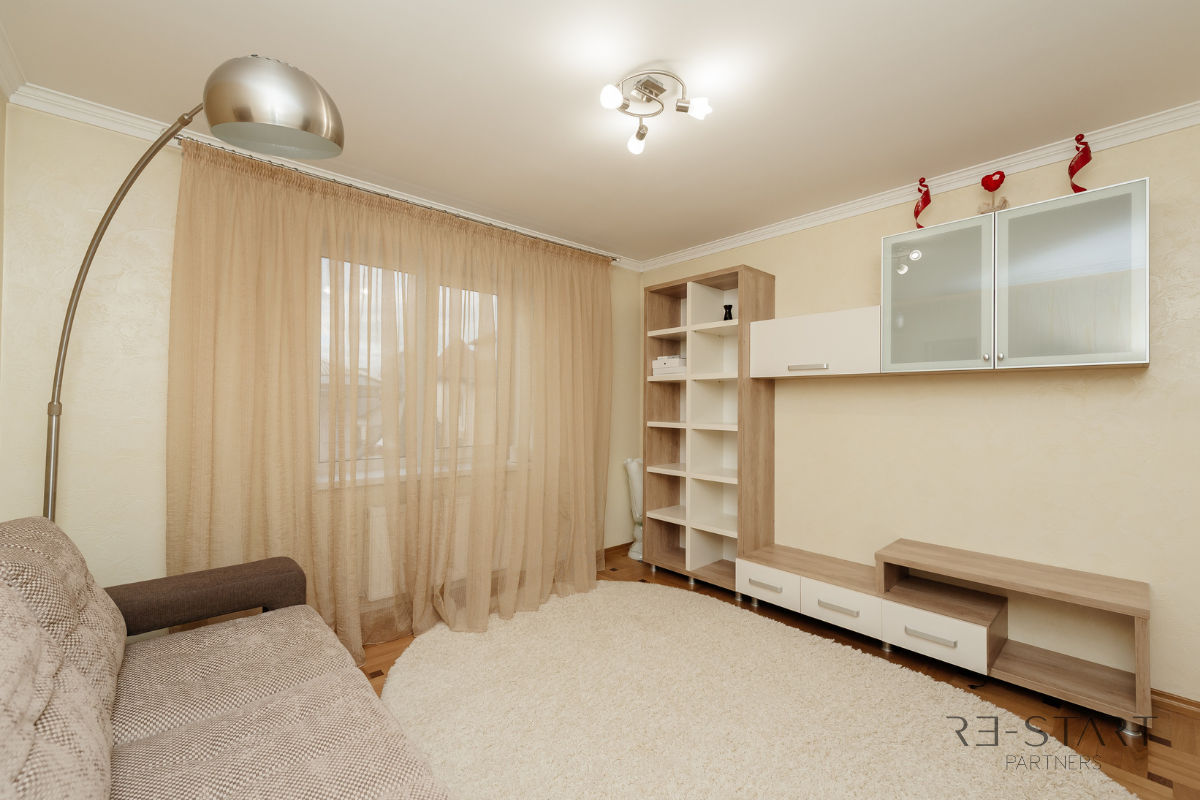 Spre vânzare: casă în stil clasic, cu design exclusiv și două intrări ...