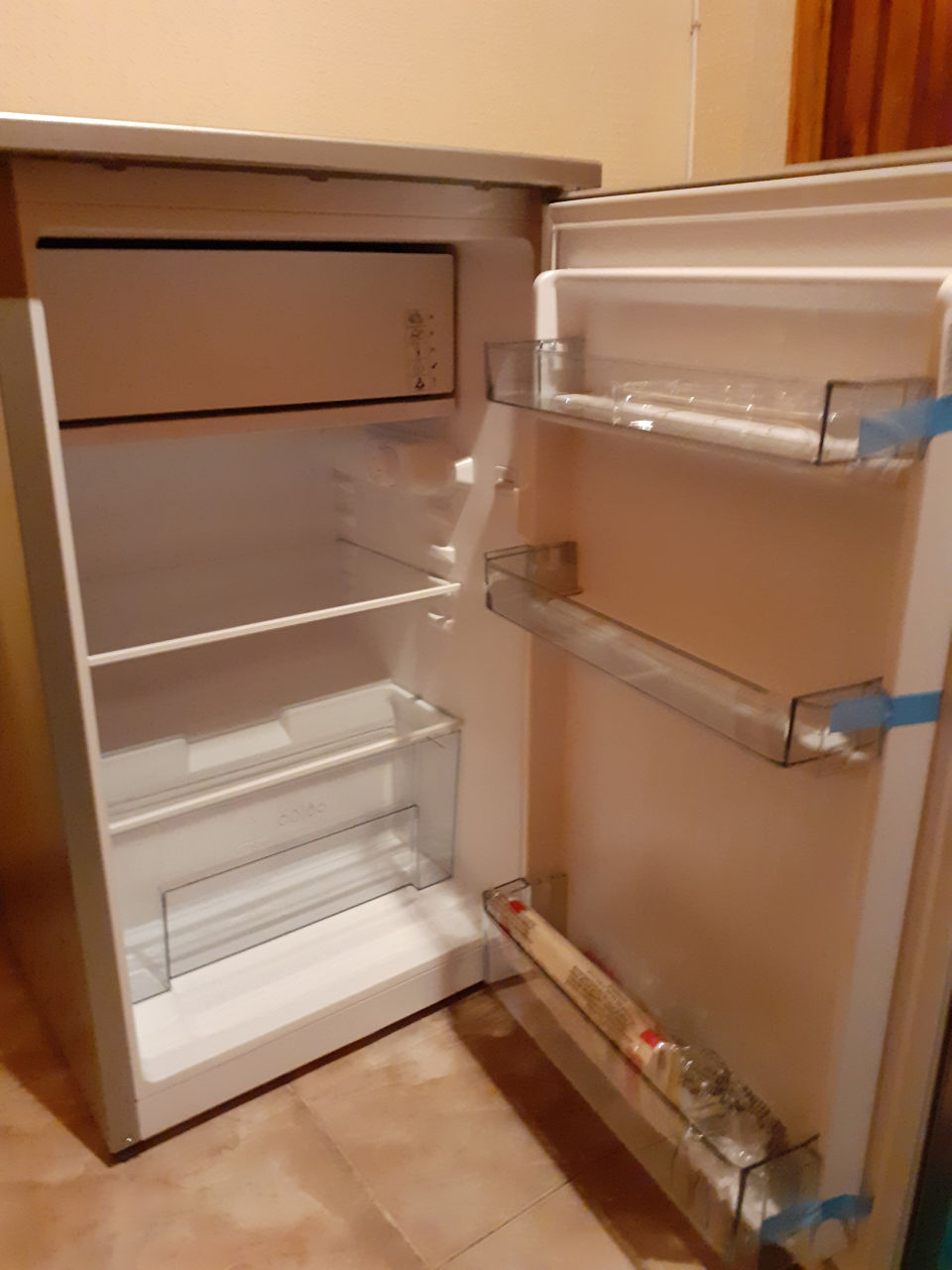 Продам новенький холодильник для офиса