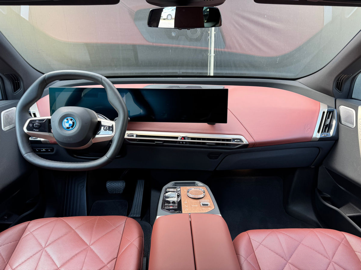 BMW iX фото 8