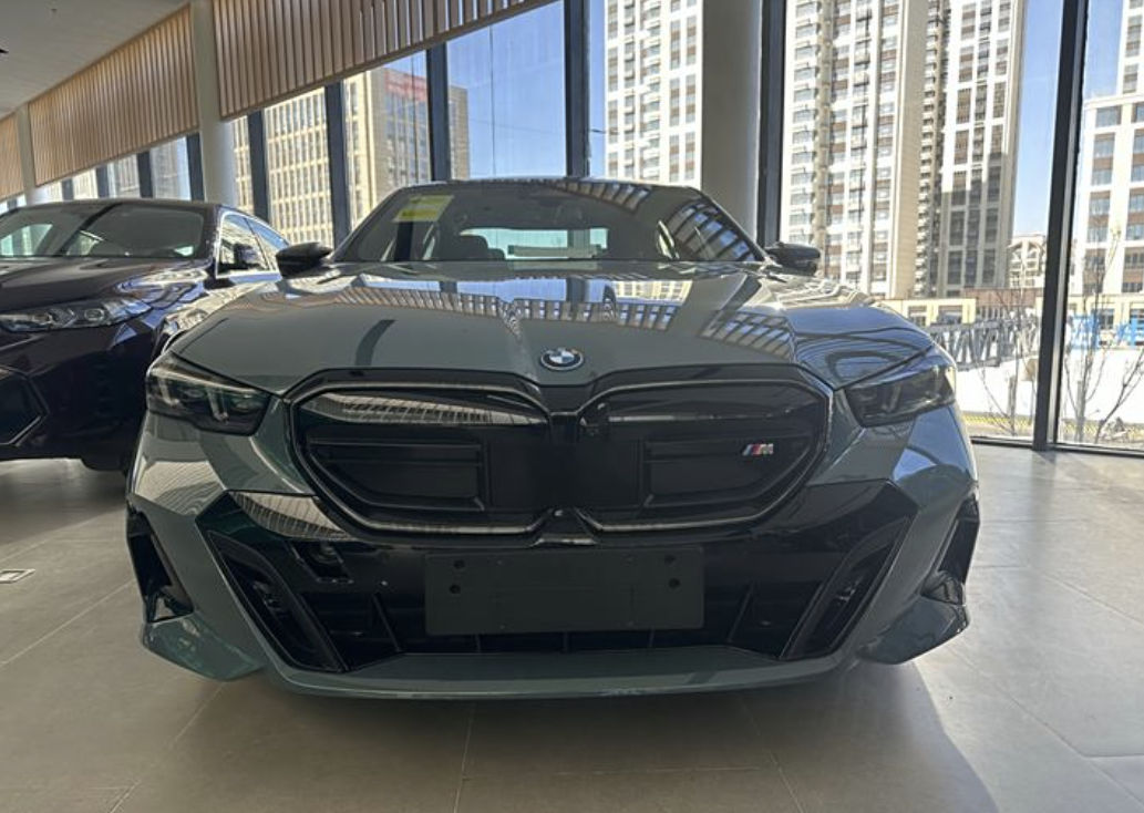 BMW i5 foto 2