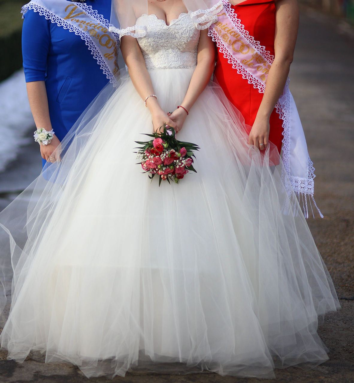 Красное свадебное платье с фатой