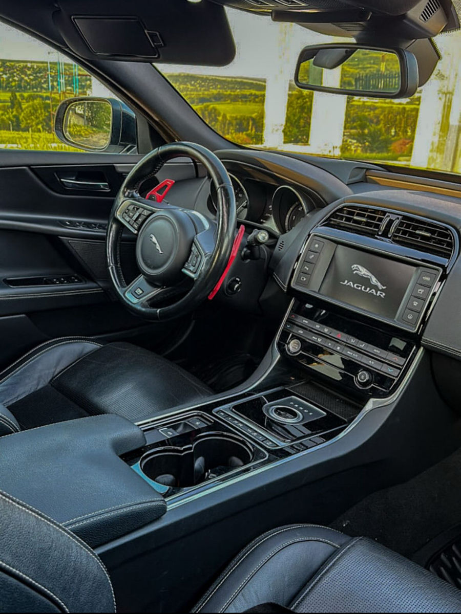 Jaguar XE фото 4