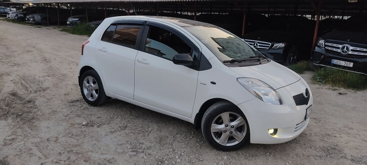 Toyota Yaris фото 2