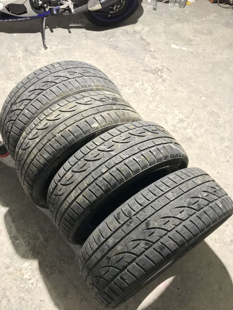 Комплект зима 215/55/R16 Hankook в хорошем состоянии!