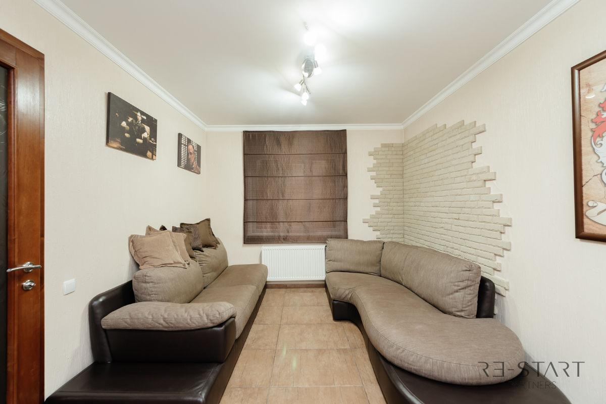 Spre vânzare: casă în stil clasic, cu design exclusiv și două intrări ...