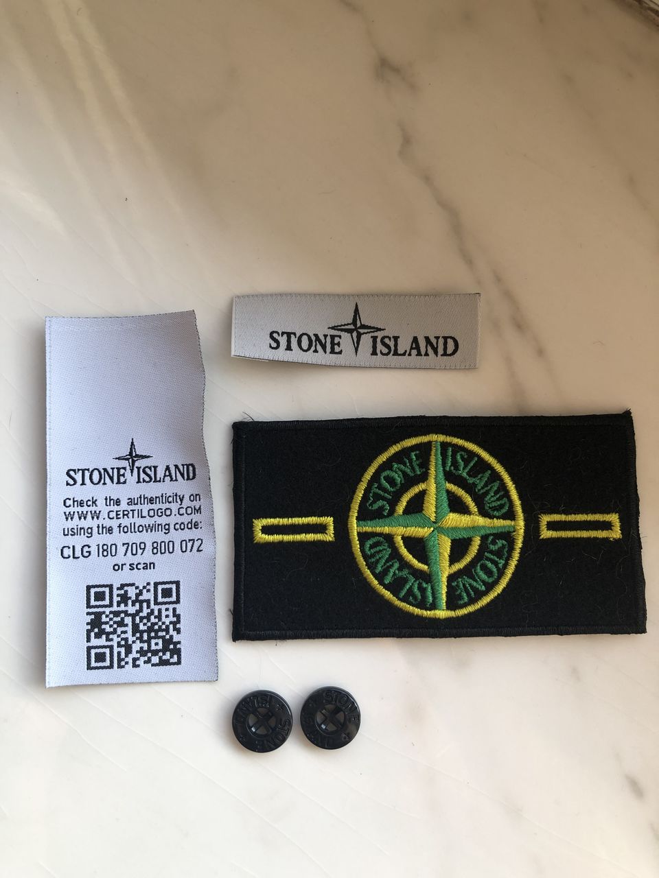 Как пояснять за патч stone. Бирки Stone Island 2022. Бирки Stone Island 2021. Stone Island бирки оригинал. 1999 Stone Island бирки.