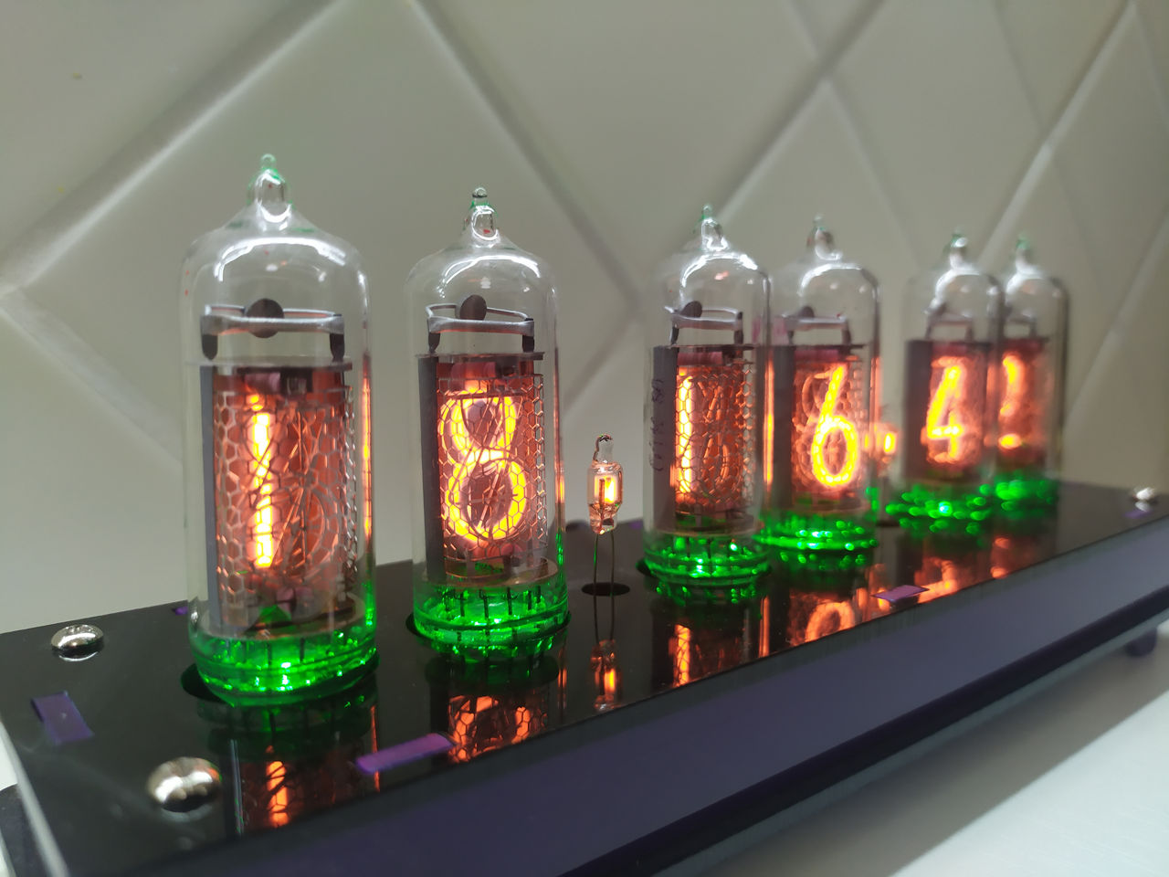 Сделанные вручную, уникальные, теплые, ламповые часы "Nixie clock" на винтажных ламповых индикатора. foto 0