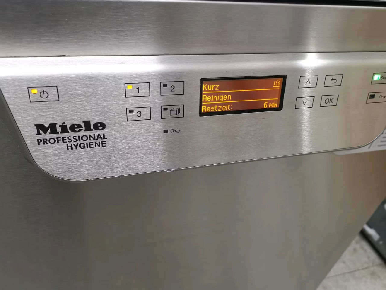 Профессиональная посудомоечная машина Miele фото 4