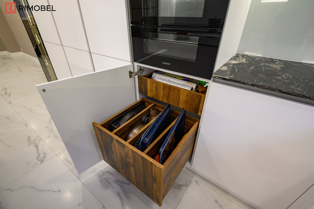 Bucătărie modernă în culoarea albă cu o peninsulă în mijloc foto 6