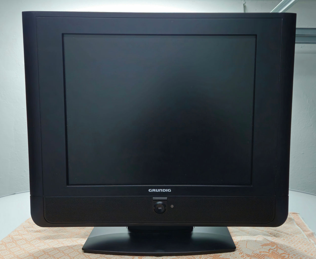 Продаем LCD телевизор Grundig Lenaro 19-7711 foto 0