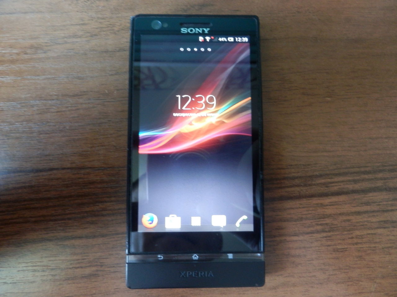 Продам телефон Sony Xperia P недорого 2 чехла в подарок