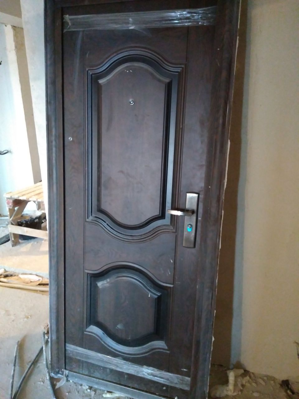 Входная дверь от застройщика открывается во внутрь