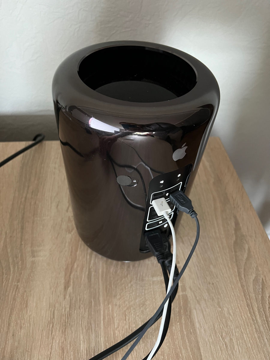 Apple mac pro trashcan intel xeon 4 core 8 threads 12gb ram 256 gb ssd