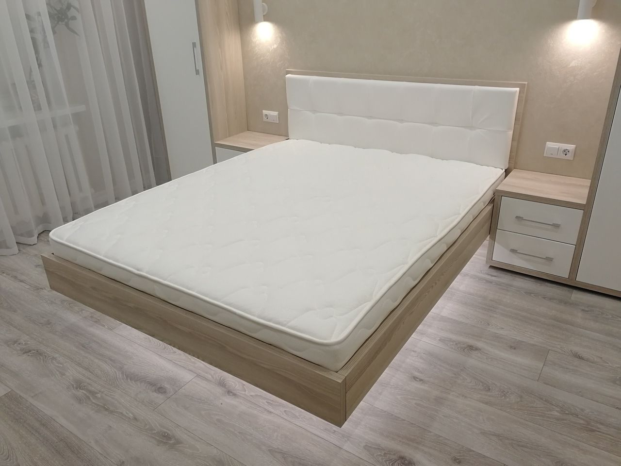 Парящая кровать из дерева белая
