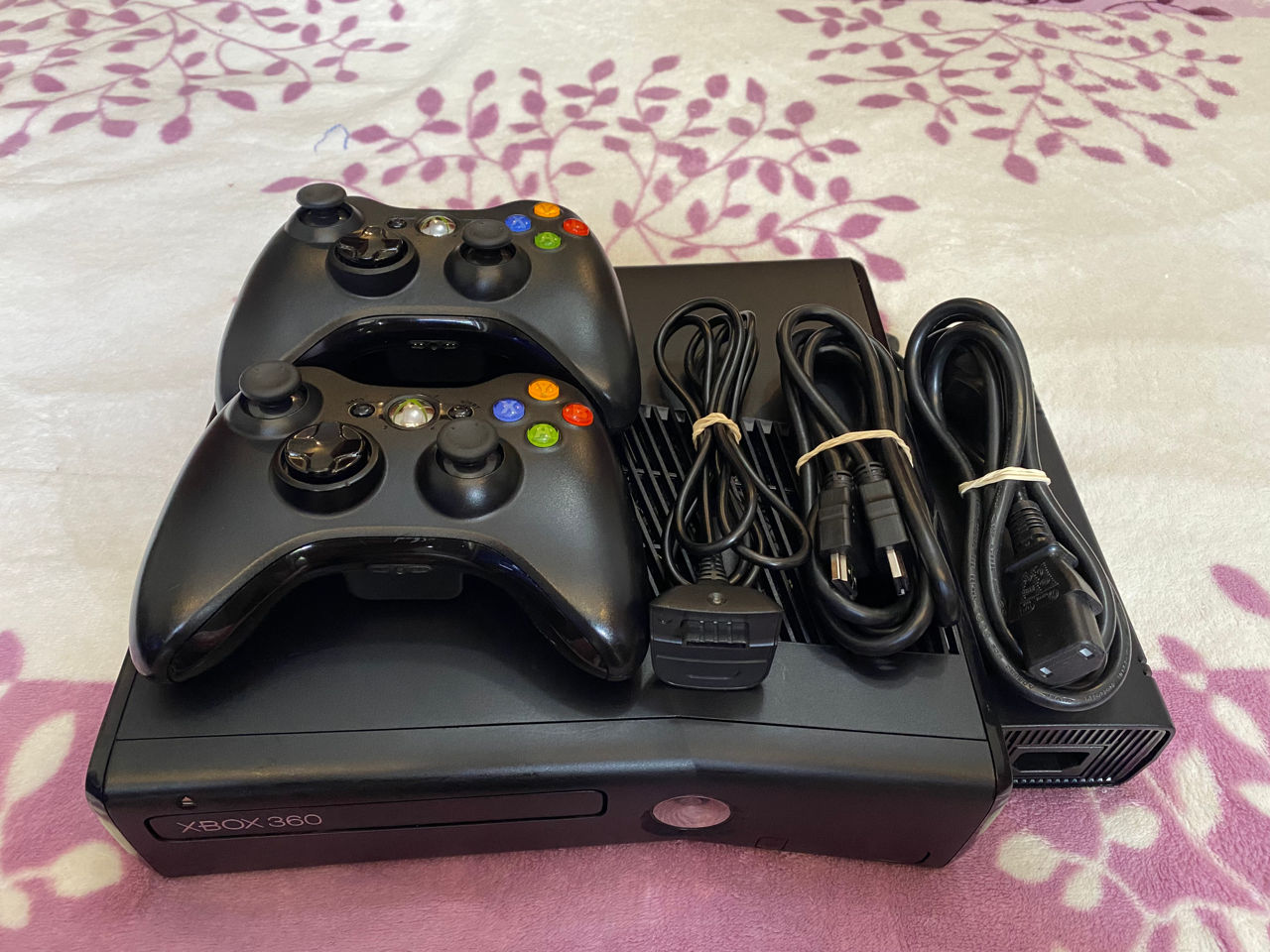 Xbox 360 S (прошивка Freeboot - 64 топовых игр). В отличном состоянии.