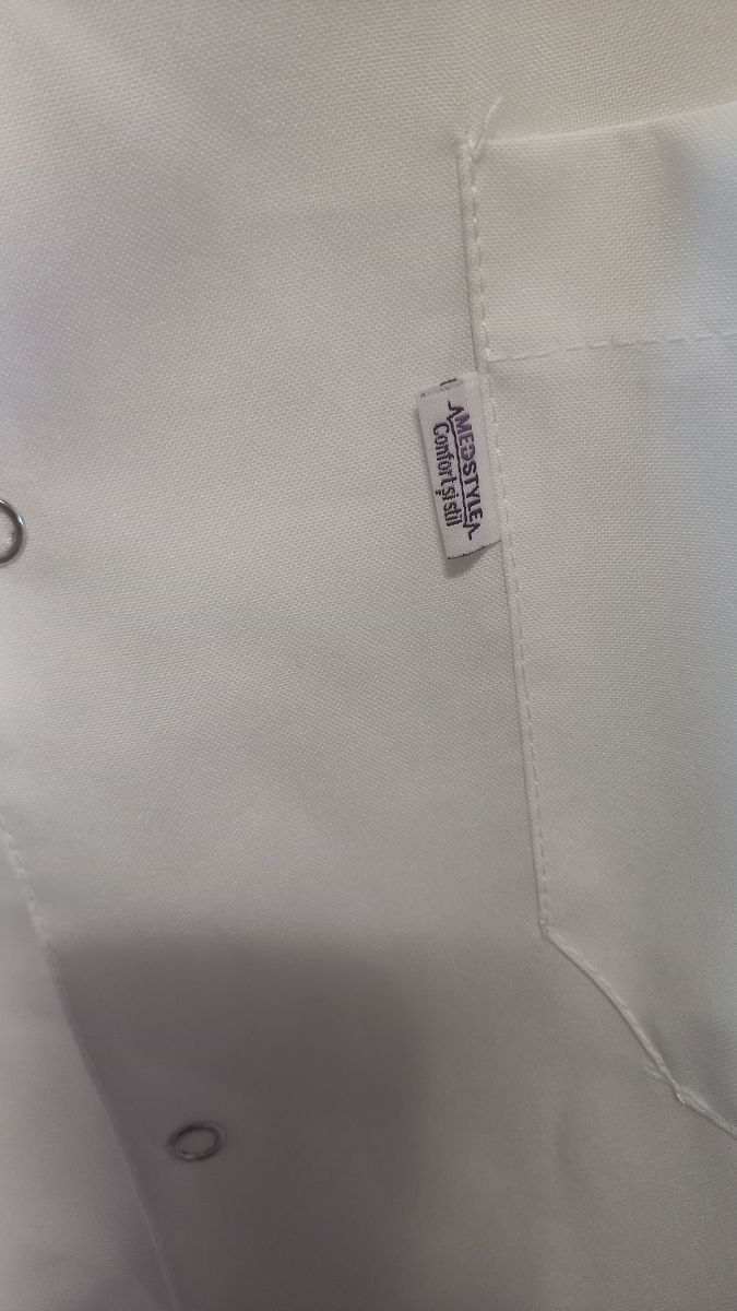 De vânzare 2 halate medicale + bonetă. Buiucani sau centru foto 2