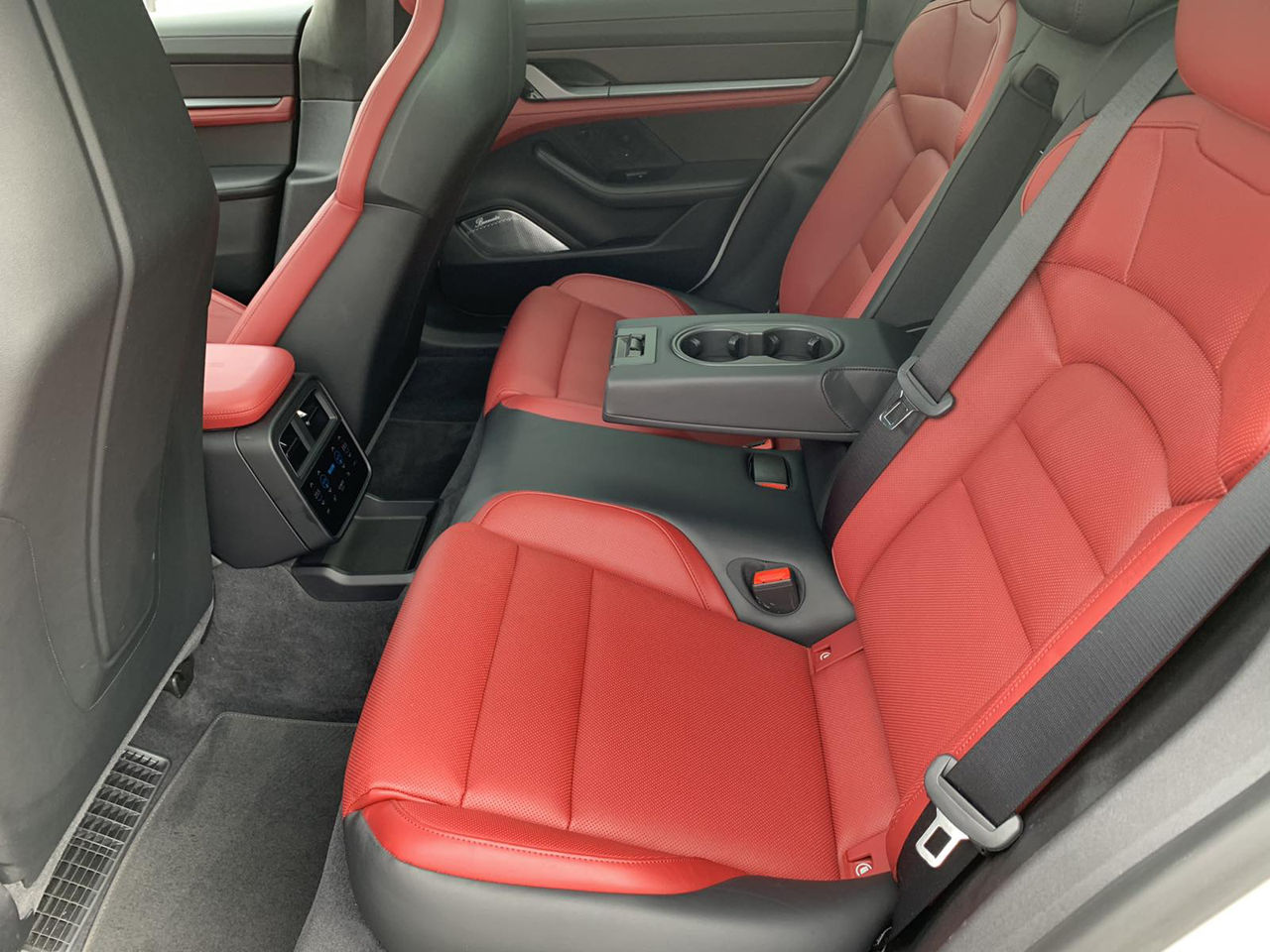 Porsche Taycan foto 17