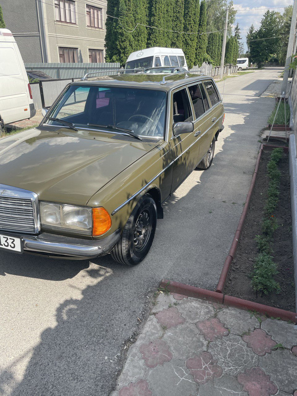 Mercedes Series (W123) foto 1