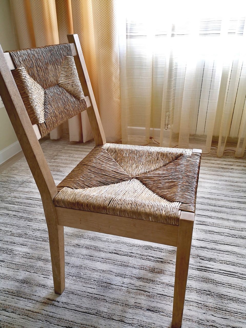 Деревянные плетенные стулья