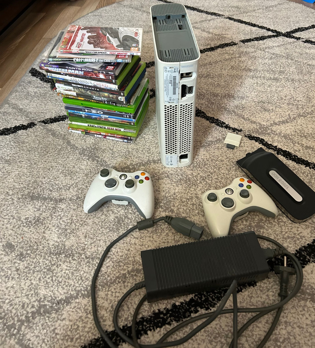 Vând consolă Xbox 360 în stare bună de funcționare. Tot ce este în poze este inclus: foto 0