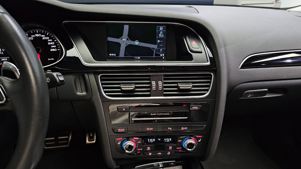 Audi A4 фото 9