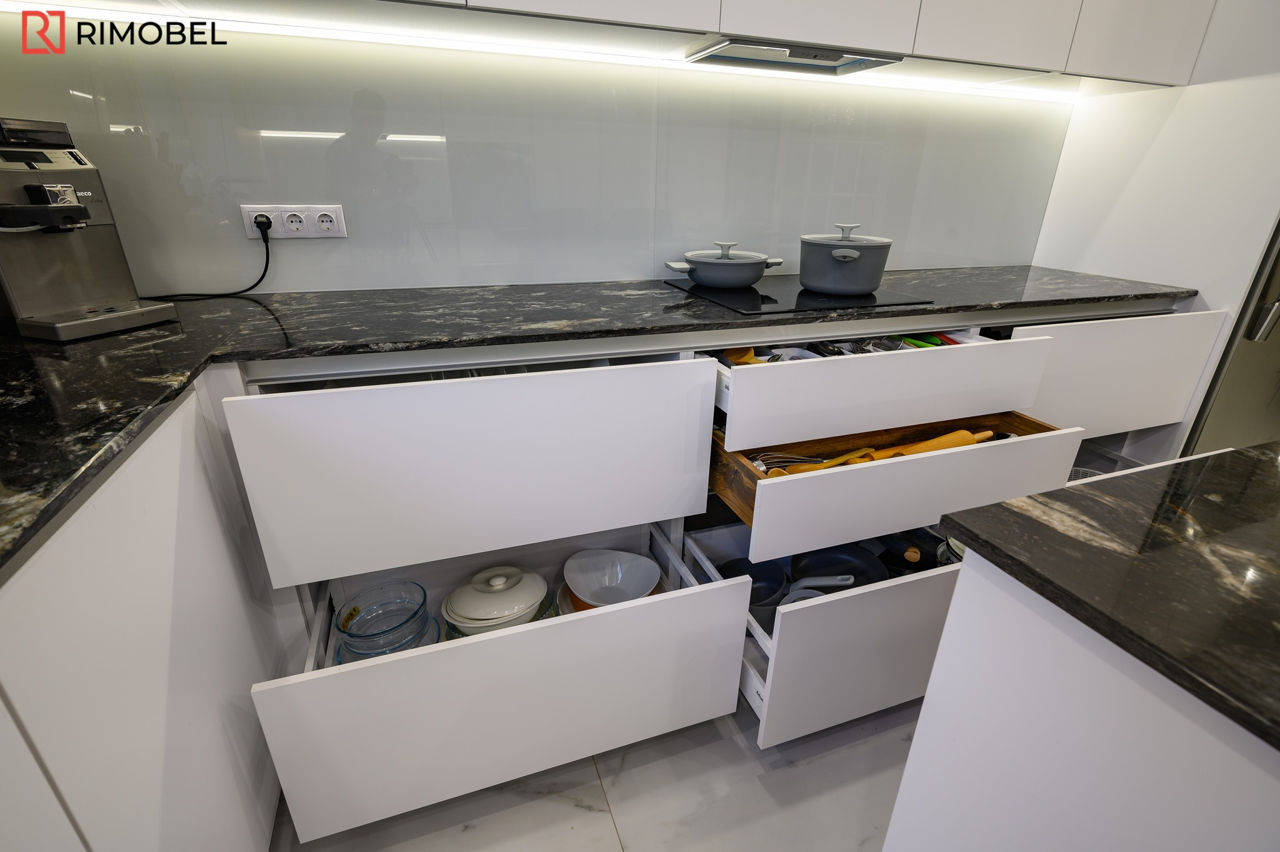 Bucătărie modernă în culoarea albă cu o peninsulă în mijloc foto 11