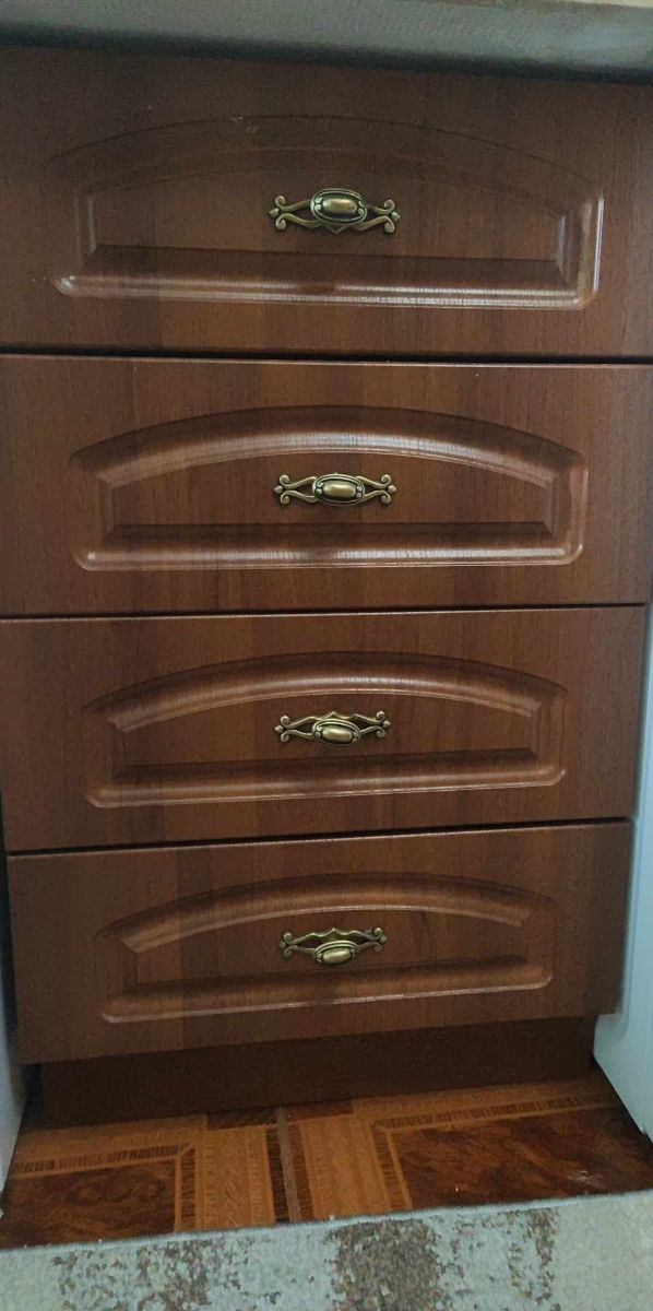 Vînd bucătărie la mîna a doua bine păstrată. Mobilierul tot cu tehnică (hotă,aragaz și cuptor). foto 1