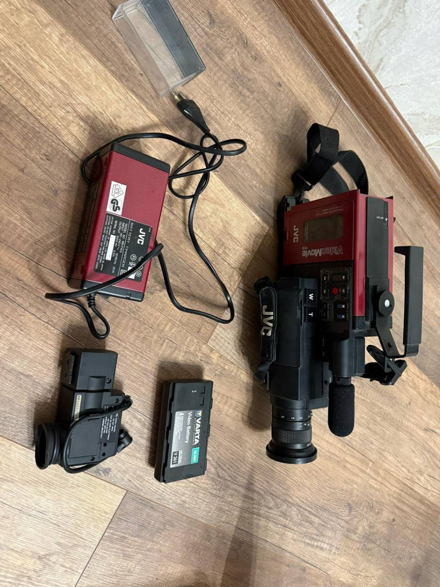 Продам касетную камеру JVC foto 2