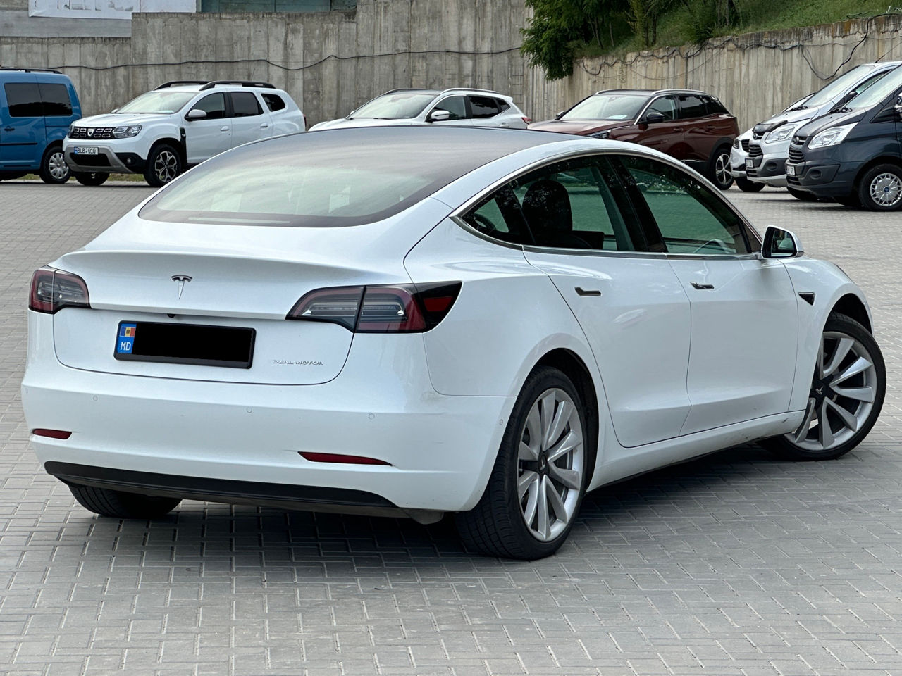 Tesla Model 3 foto 4