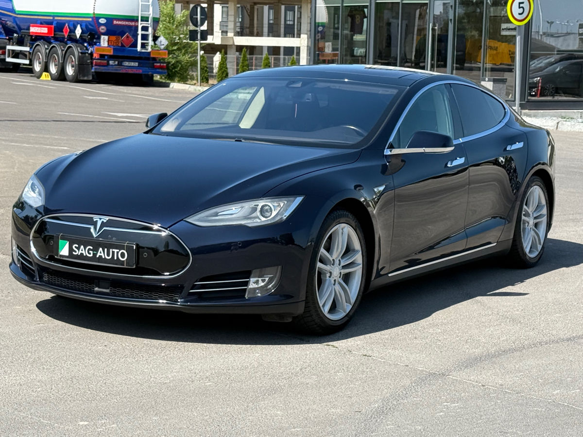Tesla Model S an. 2015