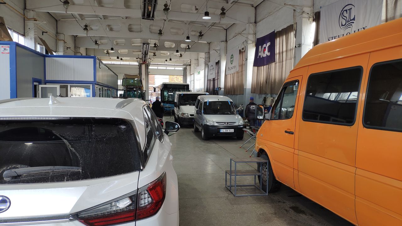 Montare geamuri auto. Piese auto optice și de caroserie. Radiatoare. Ремонт, установка автостекла. foto 15