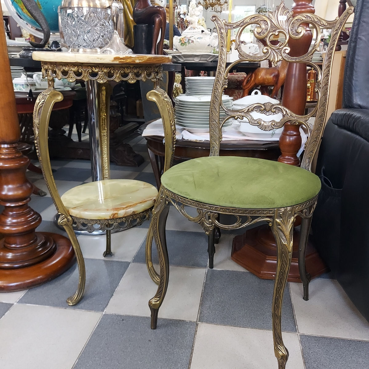Salonul de mobila "Retro Colecție" la Florilor 14 foto 15