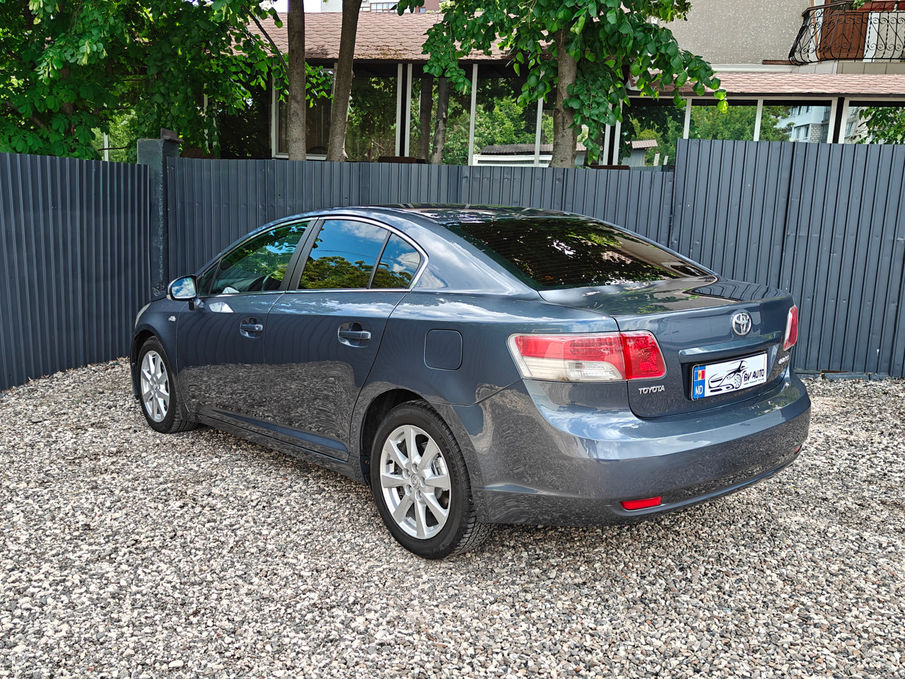 Toyota Avensis фото 5