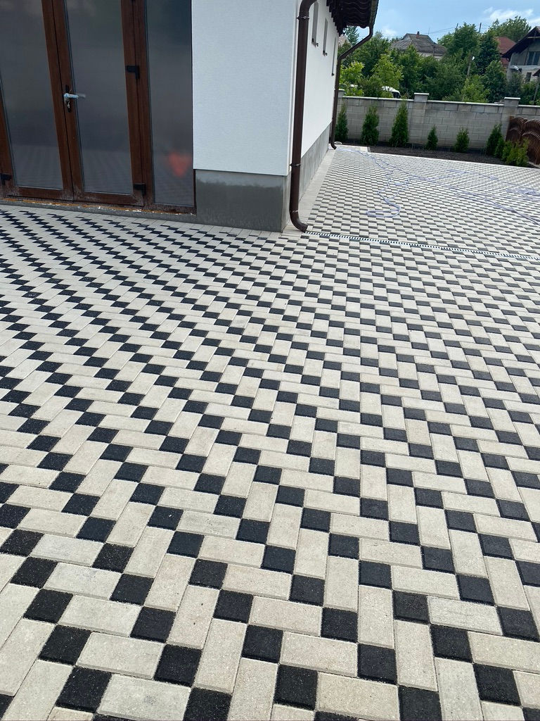 Montare Pavaj de Calitate – Curți, Trotuare și Terase. În orice localitate