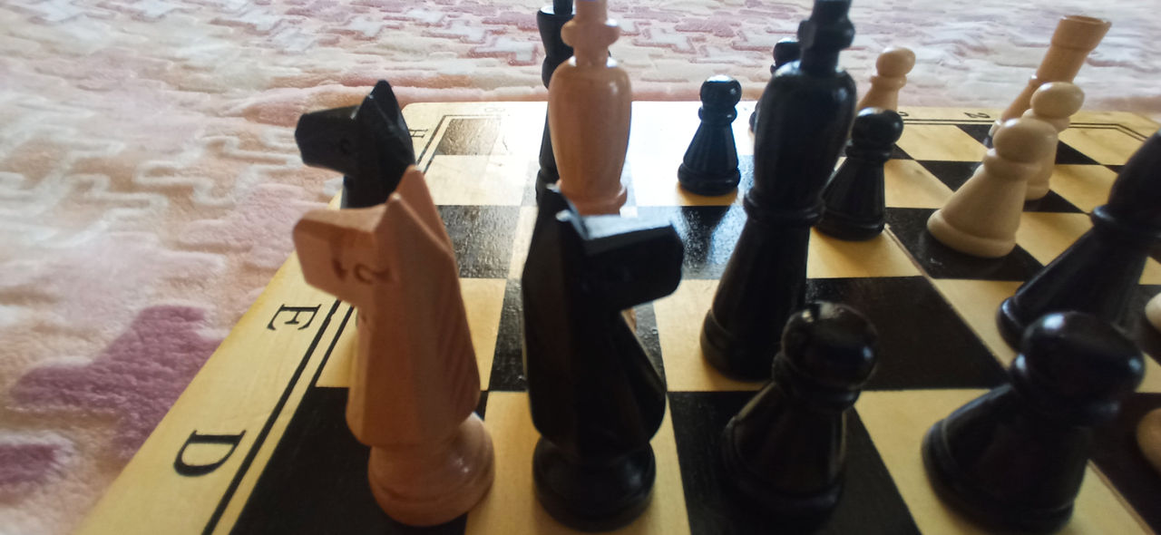 Продам шахматы деревянные и другие игры ... фото 1