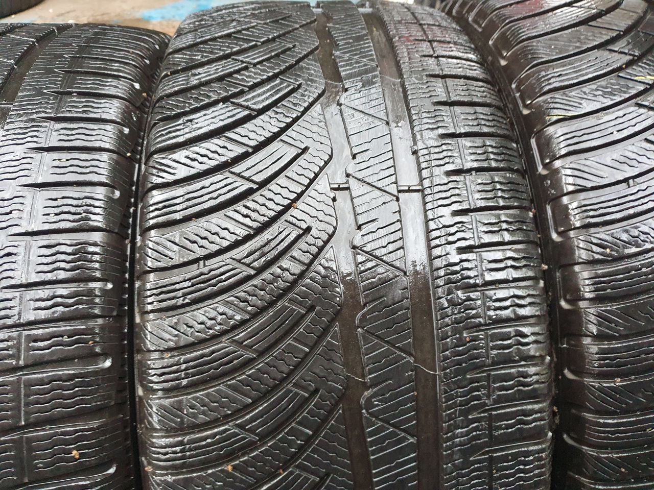 245/40/ R18- Michelin.