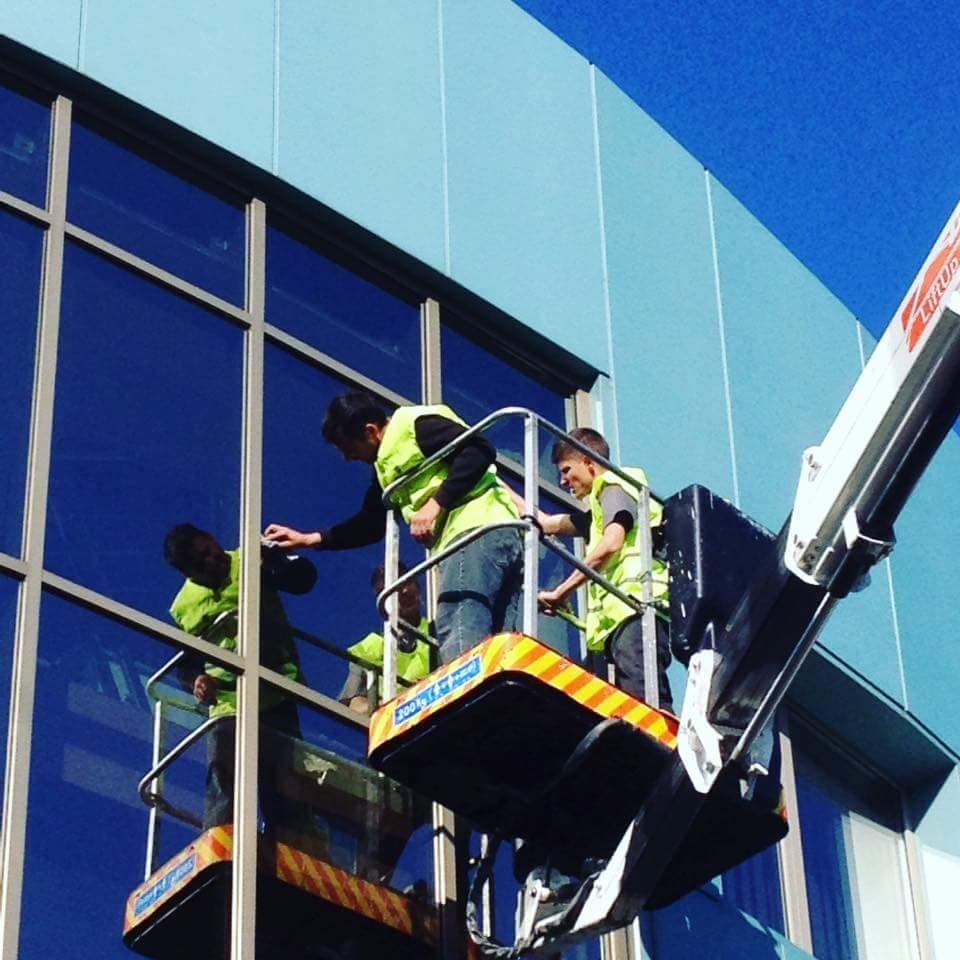 Spălarea geamurilor, vitrine, fațade, bonduri. Instalare banere -servicii Autoturn. foto 7